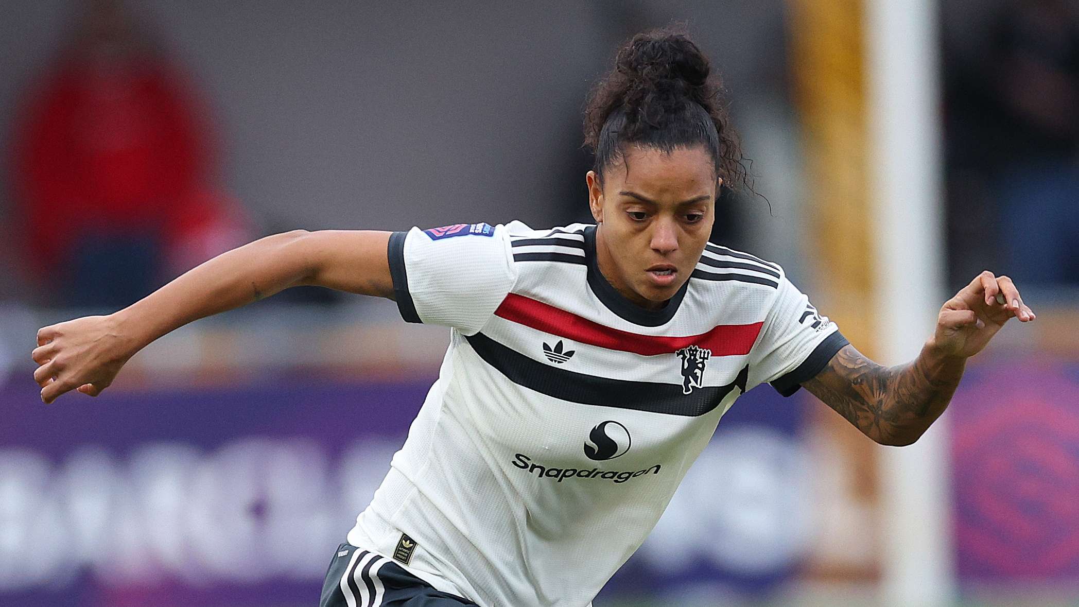 也加深了彼 也加深了彼